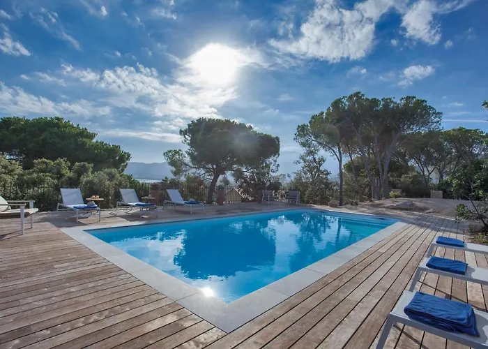 Villa campagne à Calvi piscine chauffée vue mer proche plage et centre